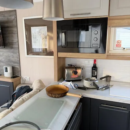Luxury 3-bed Caravan With Decking & Free Parking Near Beaches - Primrose Valley בית אירוח *