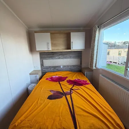 Luxury 3-bed Caravan With Decking & Free Parking Near Beaches - Primrose Valley בית אירוח