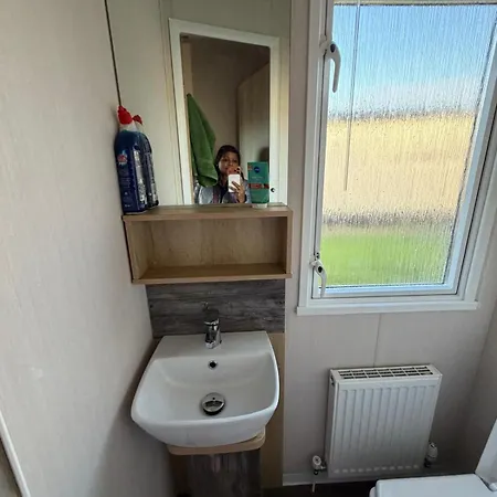 Luxury 3-bed Caravan With Decking & Free Parking Near Beaches - Primrose Valley בית אירוח