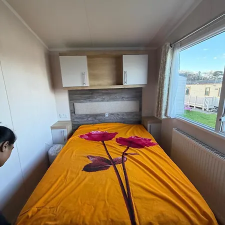 Luxury 3-bed Caravan With Decking & Free Parking Near Beaches - Primrose Valley * פילי