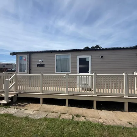 Luxury 3-bed Caravan With Decking & Free Parking Near Beaches - Primrose Valley *