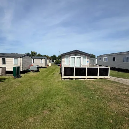 Luxury 3-bed Caravan With Decking & Free Parking Near Beaches - Primrose Valley בית אירוח