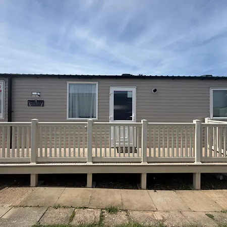 Luxury 3-bed Caravan With Decking & Free Parking Near Beaches - Primrose Valley * פילי