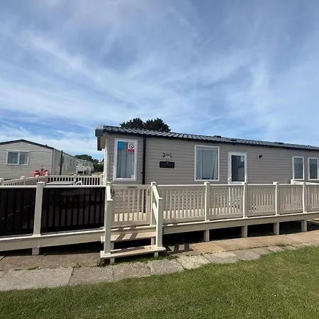 Luxury 3-bed Caravan With Decking & Free Parking Near Beaches - Primrose Valley בית אירוח *