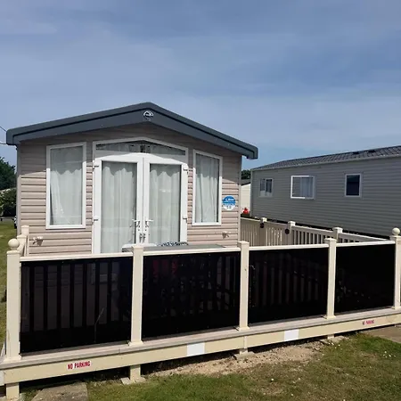 Luxury 3-bed Caravan With Decking & Free Parking Near Beaches - Primrose Valley * פילי