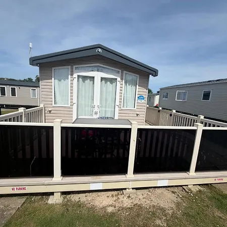 Luxury 3-bed Caravan With Decking & Free Parking Near Beaches - Primrose Valley