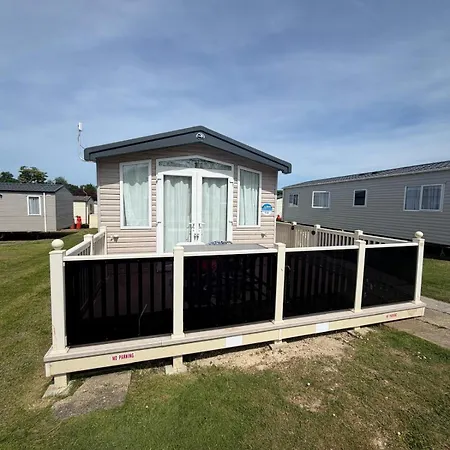 Luxury 3-bed Caravan With Decking & Free Parking Near Beaches - Primrose Valley * פילי